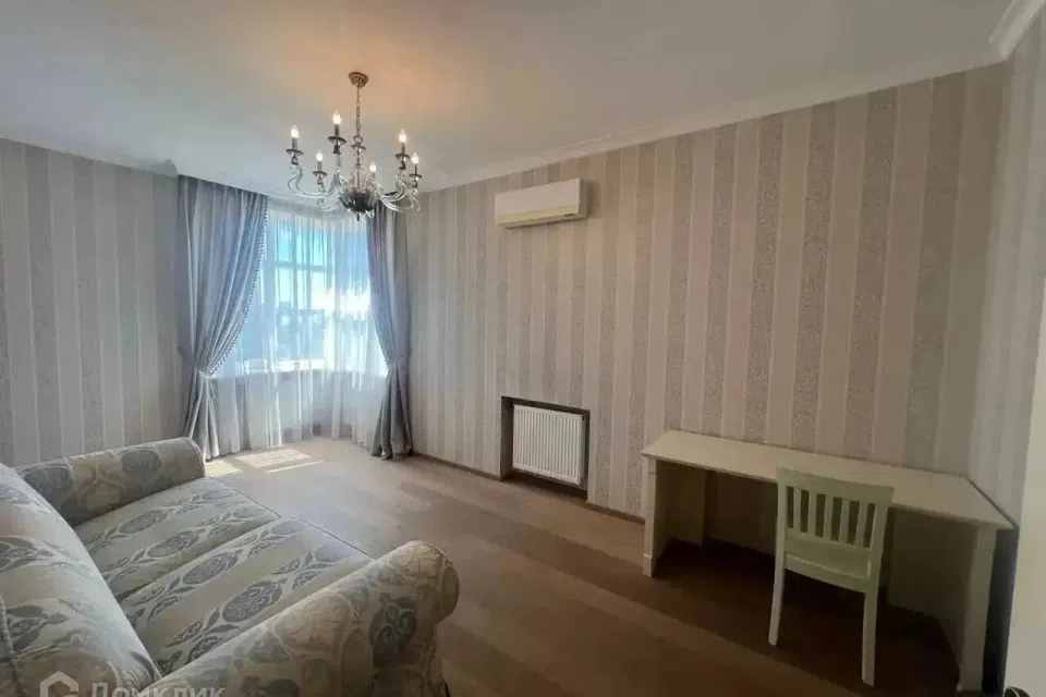 Продаётся 4-комнатная квартира, 205 м²