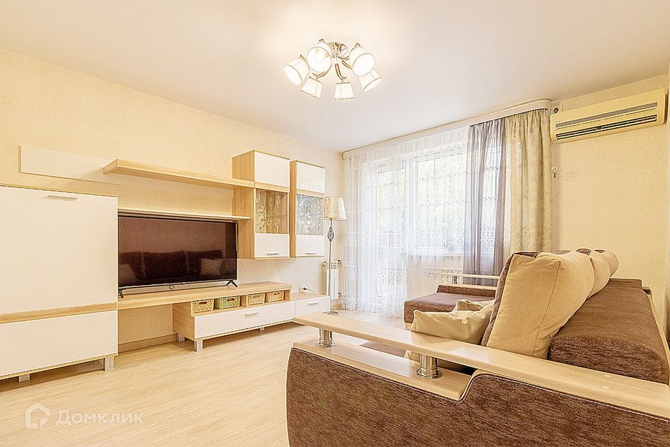 Продаётся 4-комнатная квартира, 57.8 м²