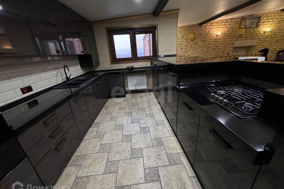 Продаётся 4-комнатная квартира, 250 м²