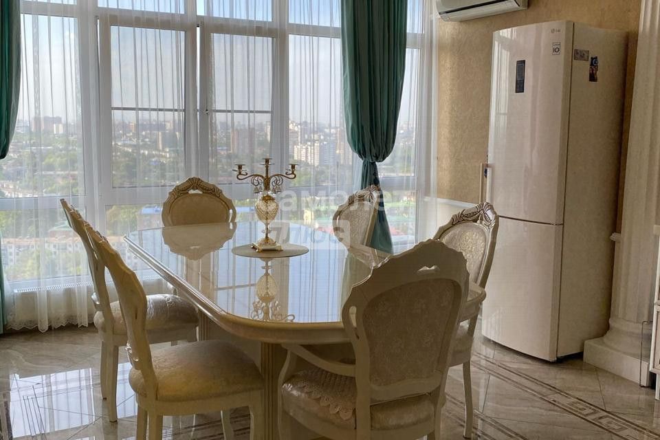 Продаётся 3-комнатная квартира, 132 м²