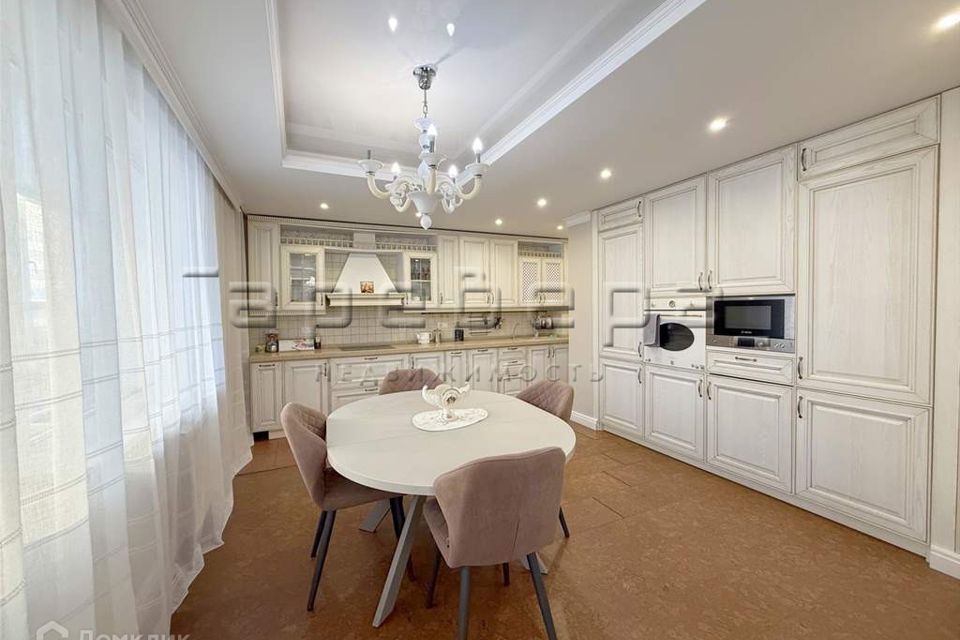 Продаётся 4-комнатная квартира, 150.5 м²