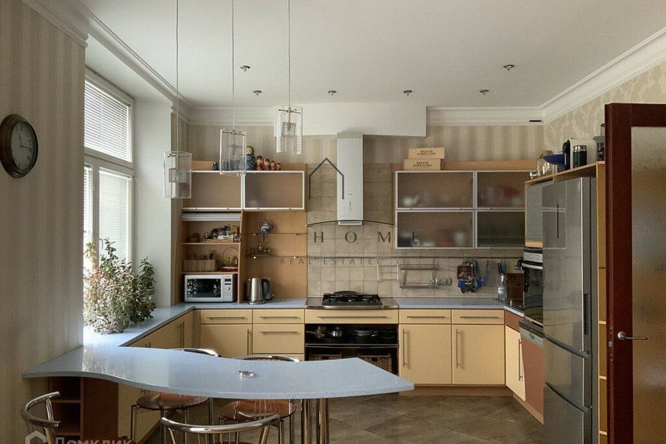 Продаётся 4-комнатная квартира, 130.5 м²