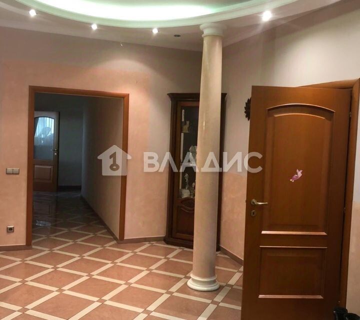 Продаётся 4-комнатная квартира, 198 м²