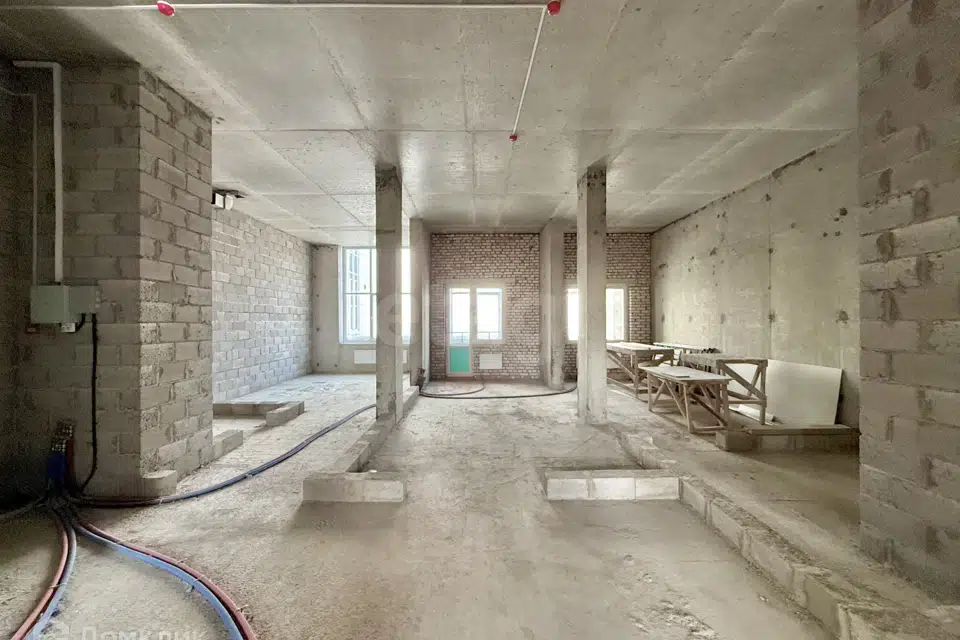 Продаётся 4-комнатная квартира, 209.9 м²