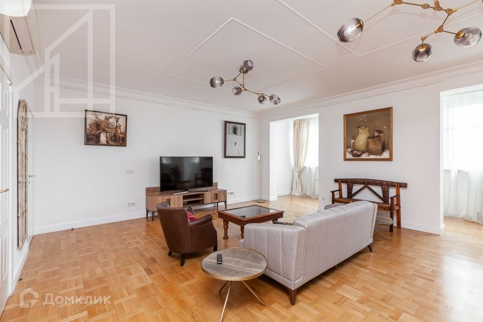 Сдаётся 4-комнатная квартира, 200 м²