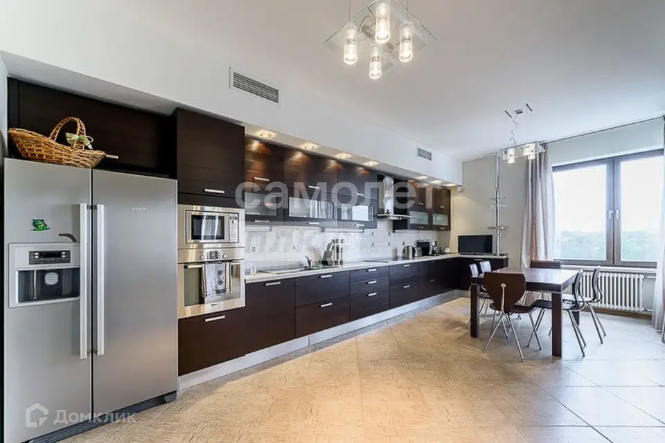 Продаётся 4-комнатная квартира, 185.4 м²