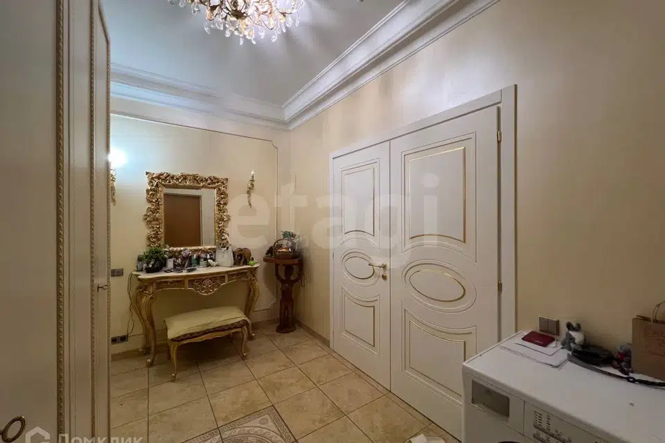 Продаётся 7-комнатная квартира, 237 м²