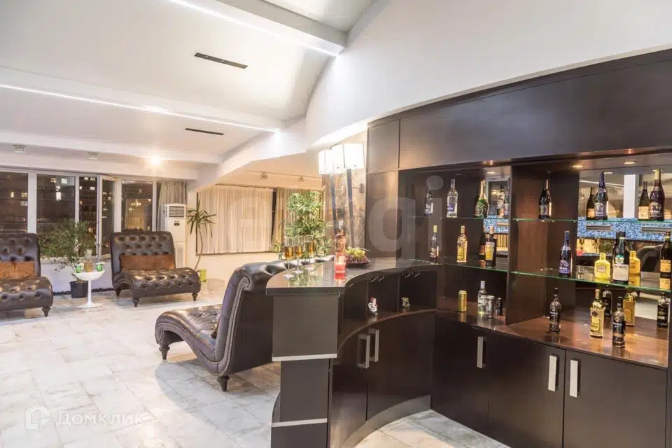 Продаётся 4-комнатная квартира, 254.9 м²