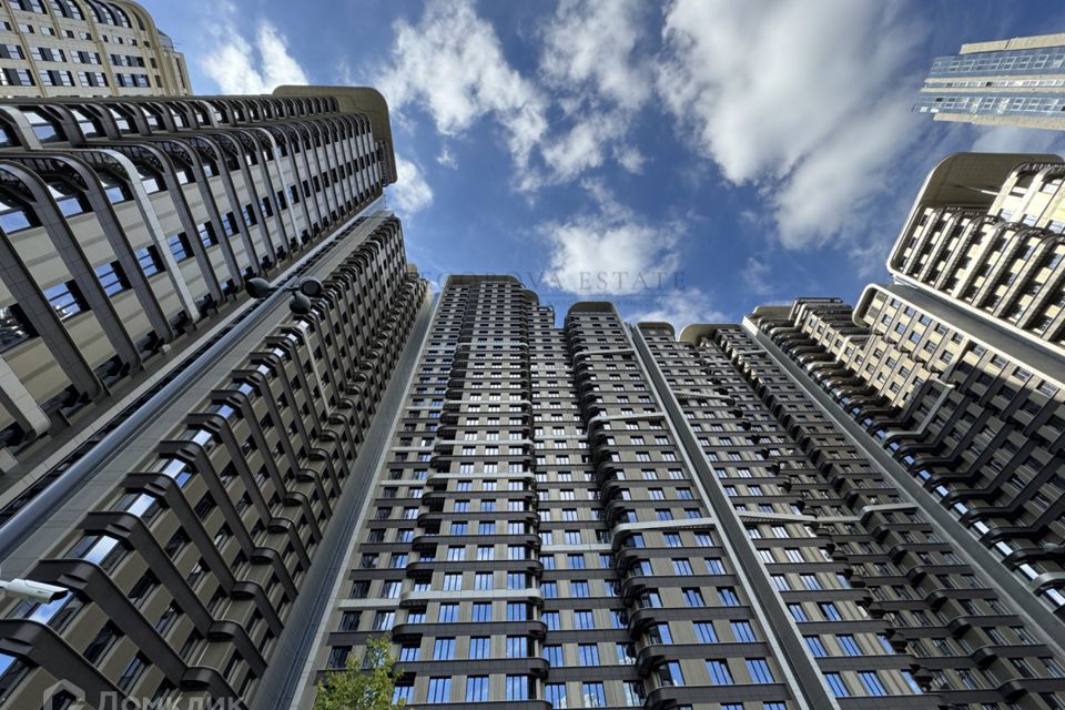 Продаётся 4-комнатная квартира, 167.9 м²