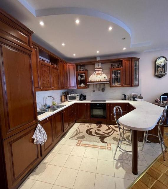Продаётся 4-комнатная квартира, 174.5 м²