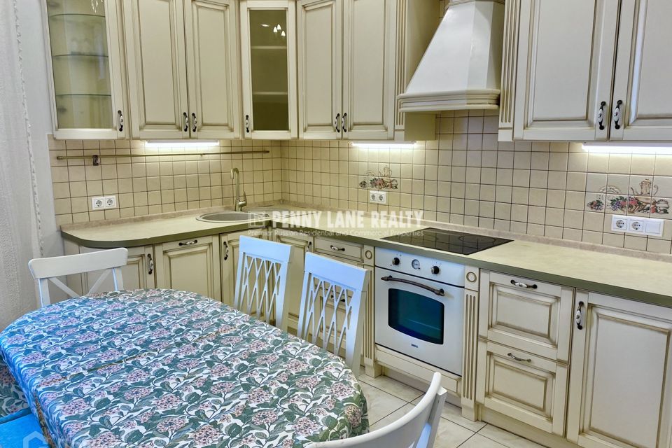 Сдаётся 4-комнатная квартира, 140 м²