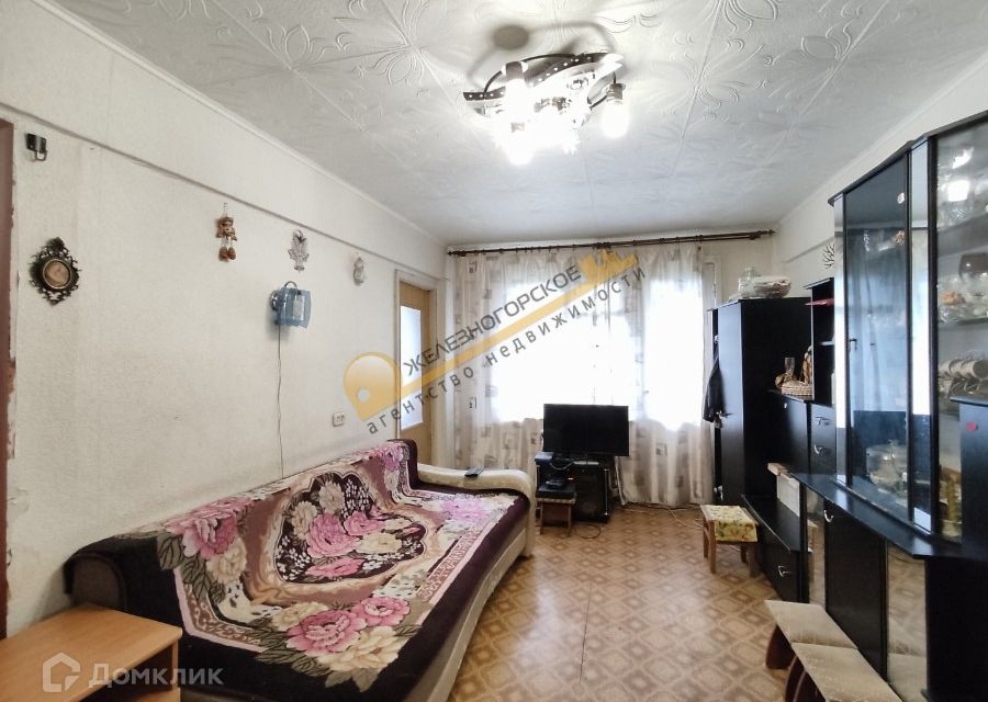 Продаётся 4-комнатная квартира, 58.4 м²
