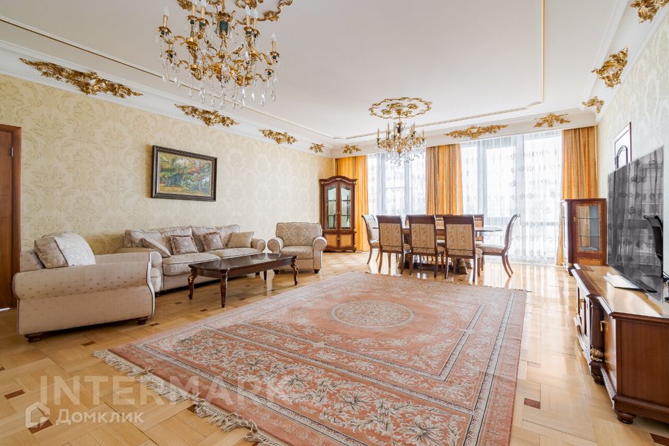 Сдаётся 4-комнатная квартира, 190 м²