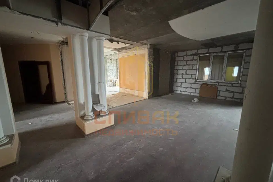 Продаётся 4-комнатная квартира, 193.8 м²