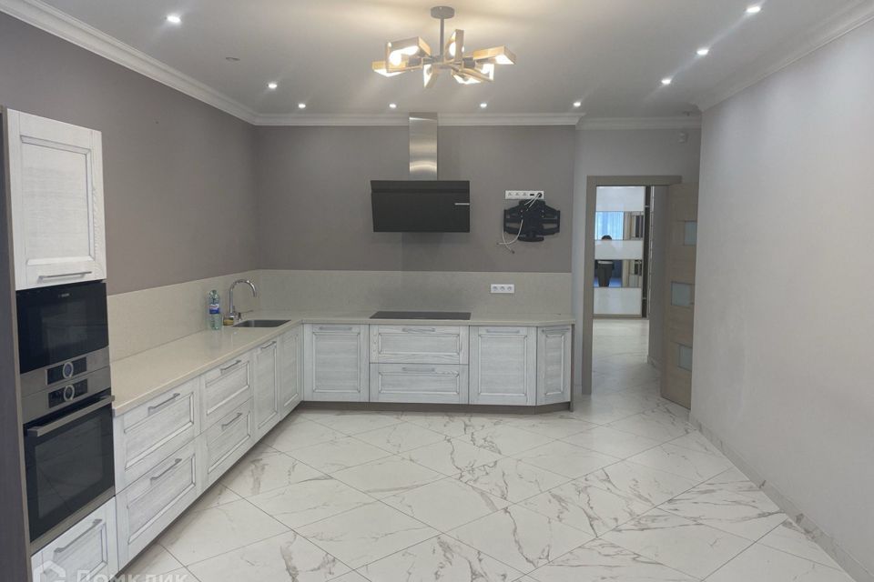 Продаётся 4-комнатная квартира, 164.8 м²