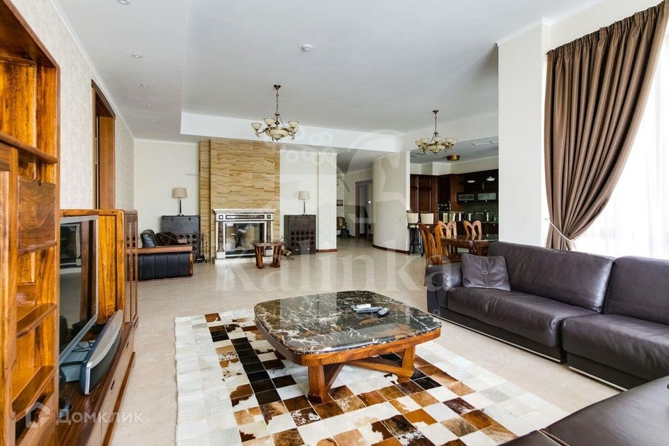 Продаётся 3-комнатная квартира, 235 м²