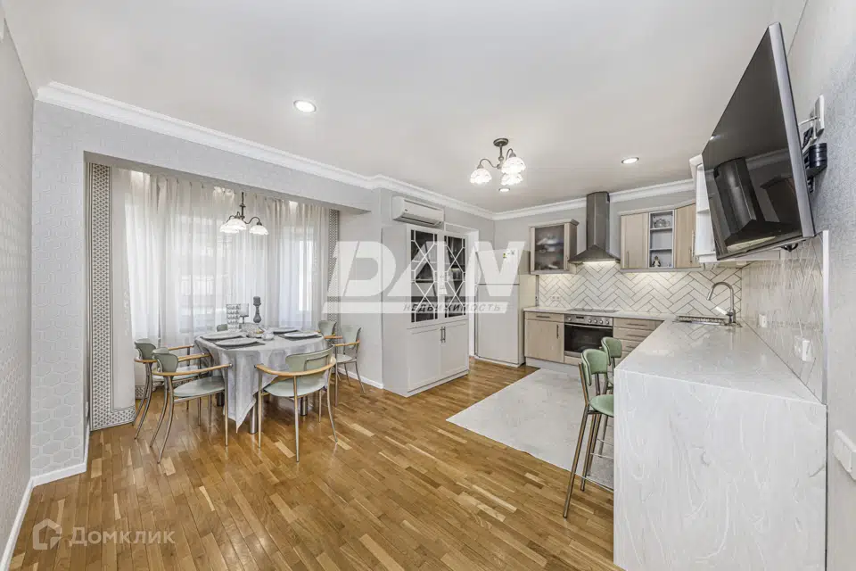 Продаётся 4-комнатная квартира, 147 м²