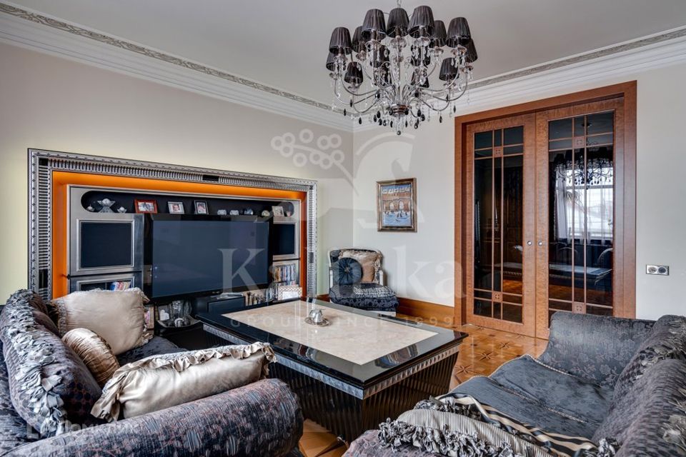 Продаётся 4-комнатная квартира, 190 м²