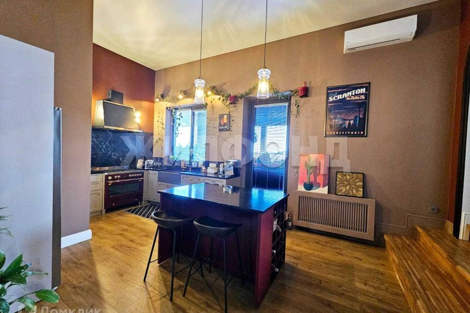 Продаётся 4-комнатная квартира, 160 м²