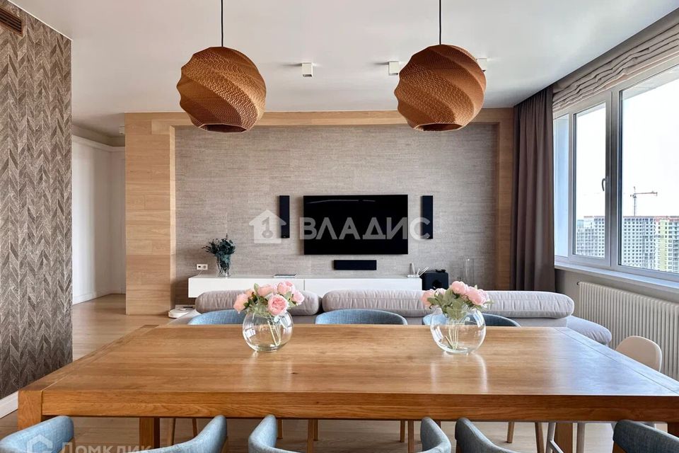 Продаётся 5-комнатная квартира, 219.6 м²
