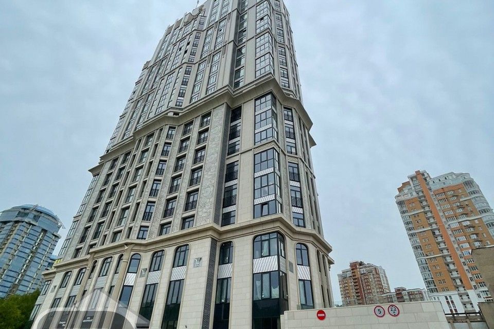 Продаётся 3-комнатная квартира, 105.5 м²