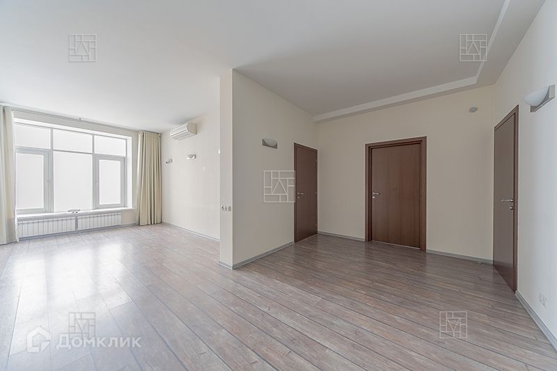 Сдаётся 4-комнатная квартира, 200 м²