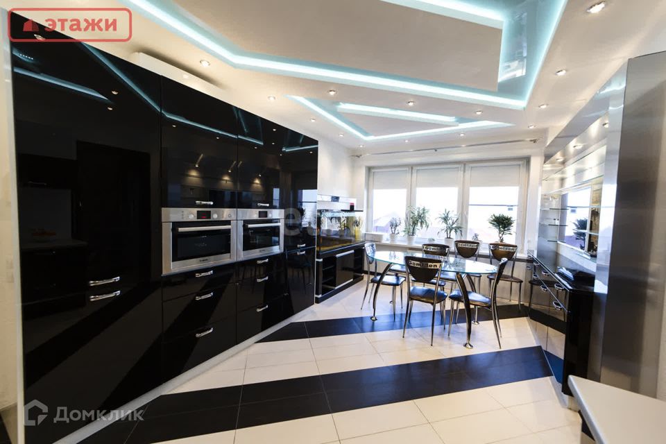 Продаётся 4-комнатная квартира, 135.7 м²