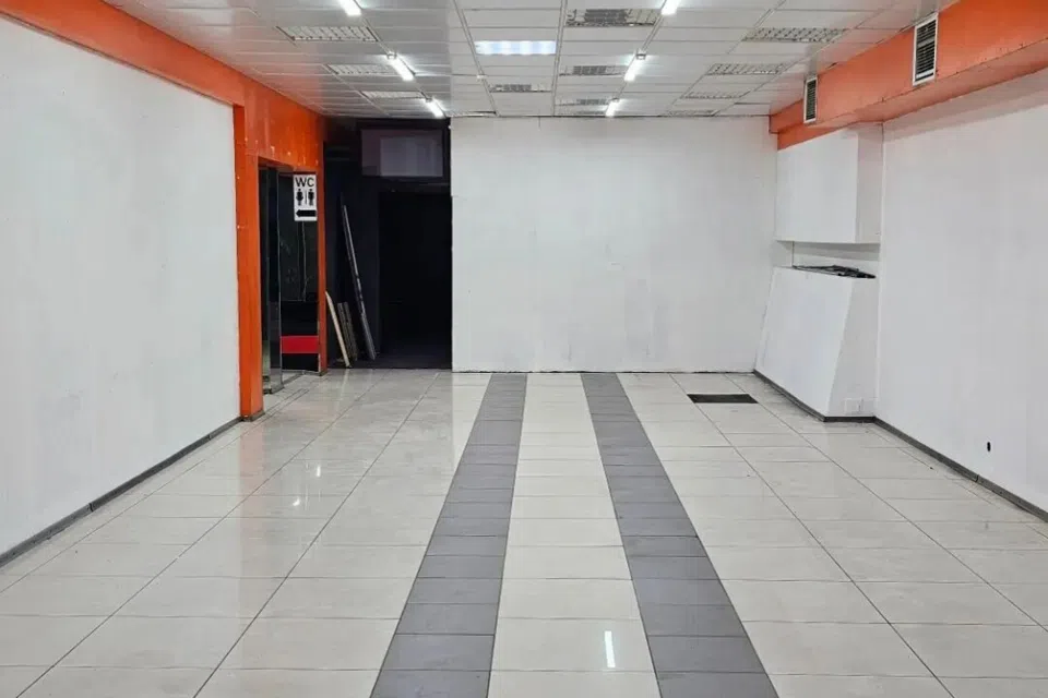 Сдаётся торговое помещение, 300 м²