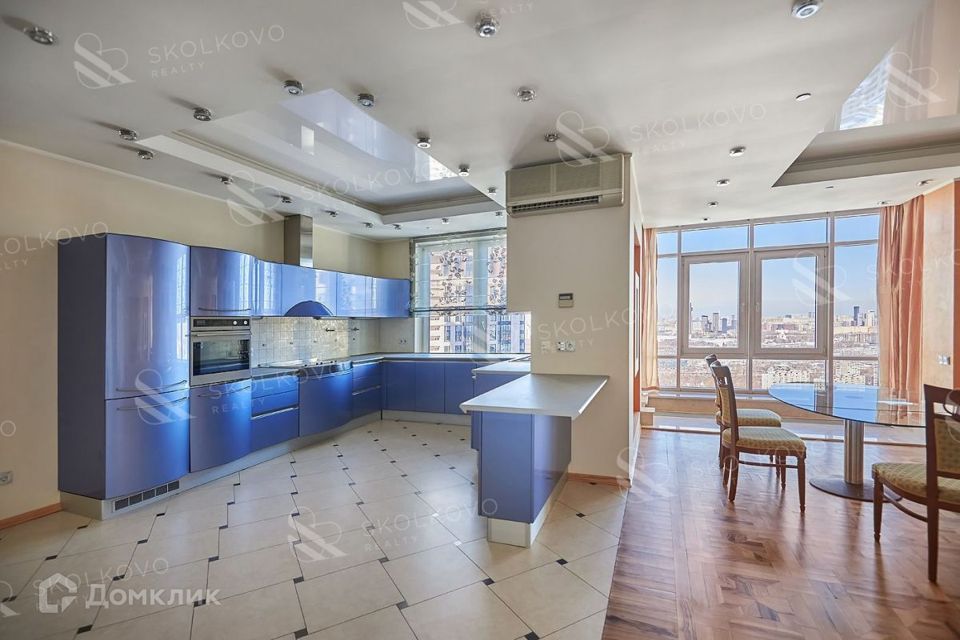 Продаётся 4-комнатная квартира, 220 м²