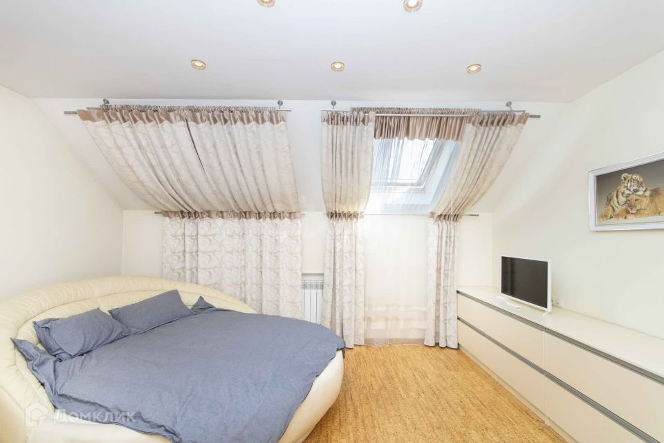 Продаётся 3-комнатная квартира, 215 м²