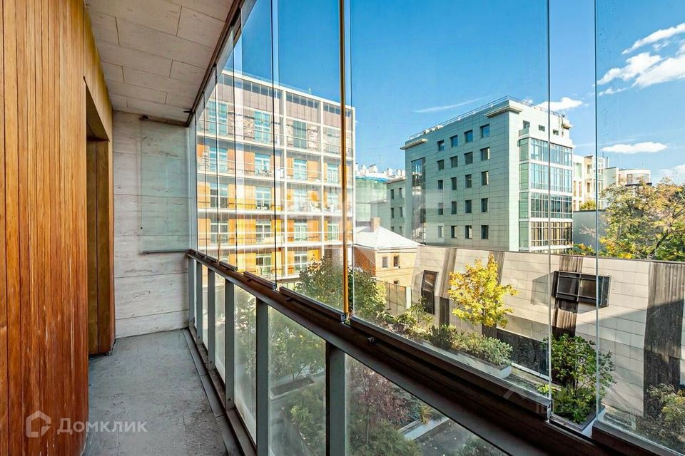 Продаётся 4-комнатная квартира, 220 м²
