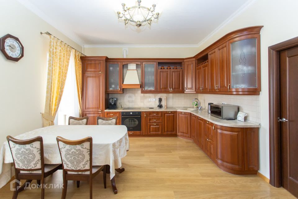 Продаётся 4-комнатная квартира, 187.6 м²