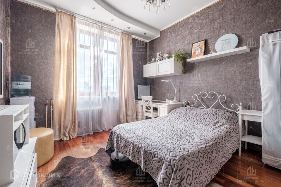 Продаётся 4-комнатная квартира, 141.2 м²