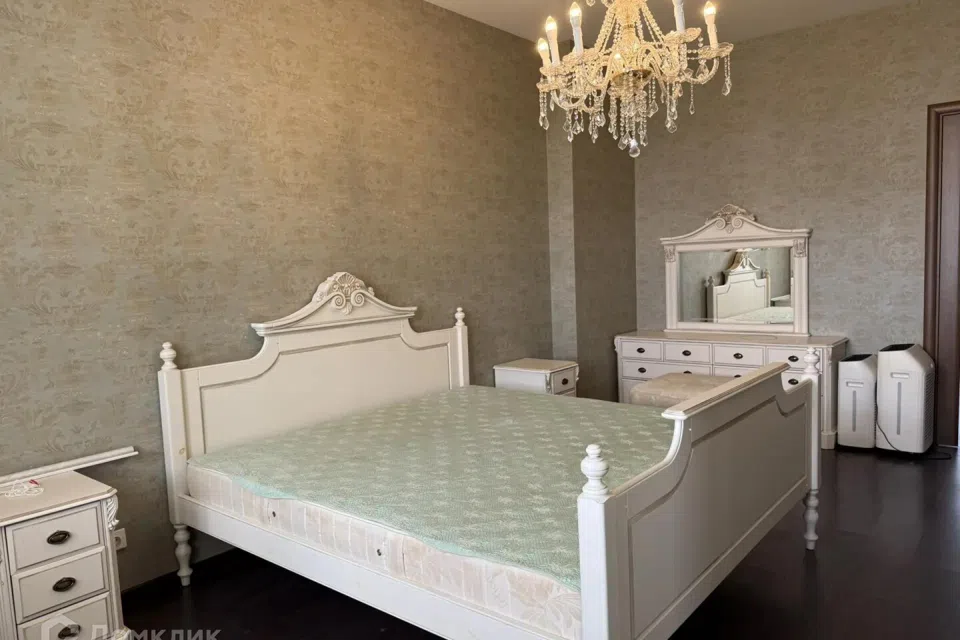 Продаётся 4-комнатная квартира, 151.8 м²
