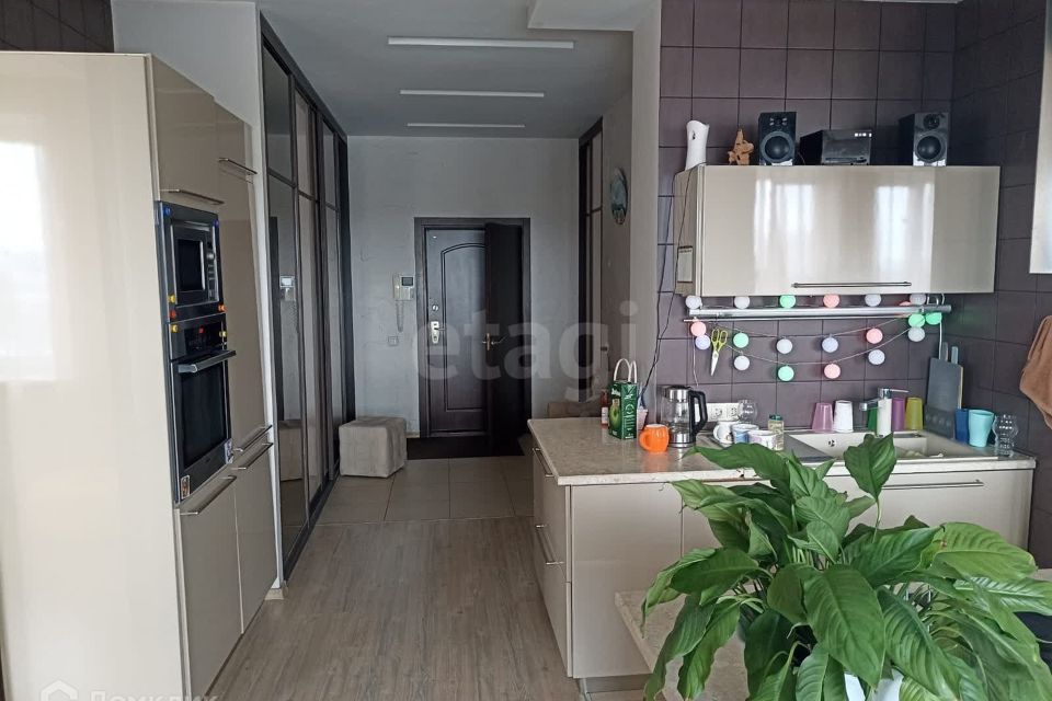 Продаётся 3-комнатная квартира, 121.1 м²