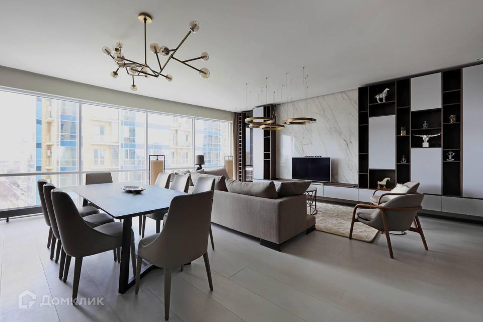 Продаётся 4-комнатная квартира, 179 м²