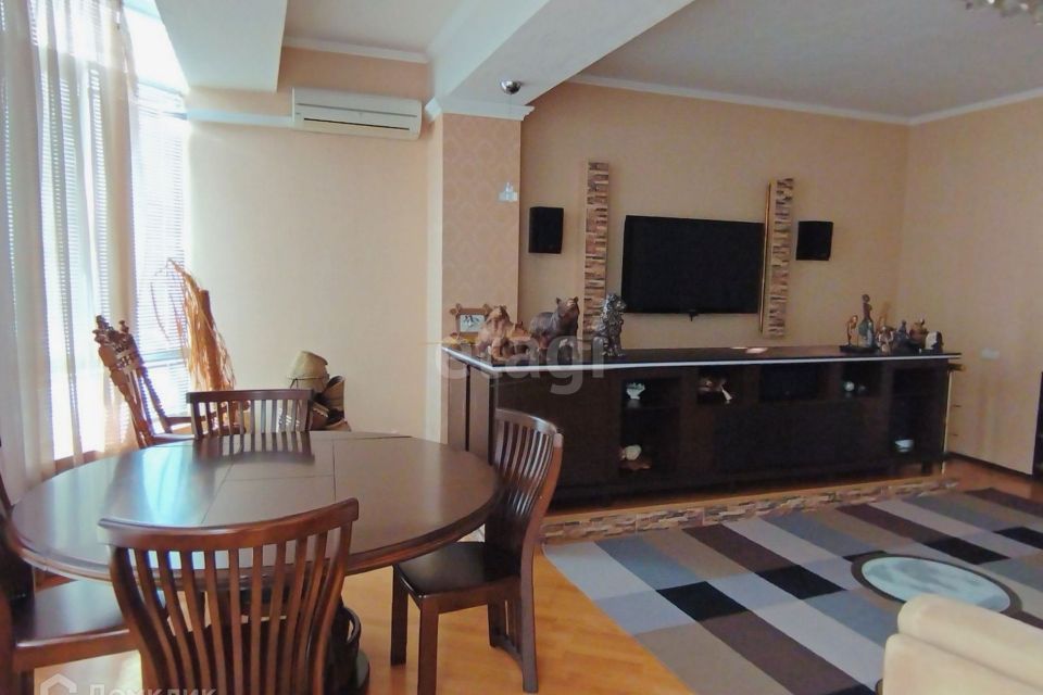 Продаётся 5-комнатная квартира, 209.9 м²