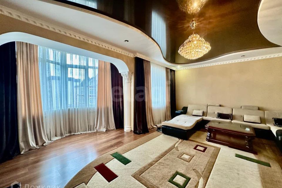 Продаётся 4-комнатная квартира, 196 м²