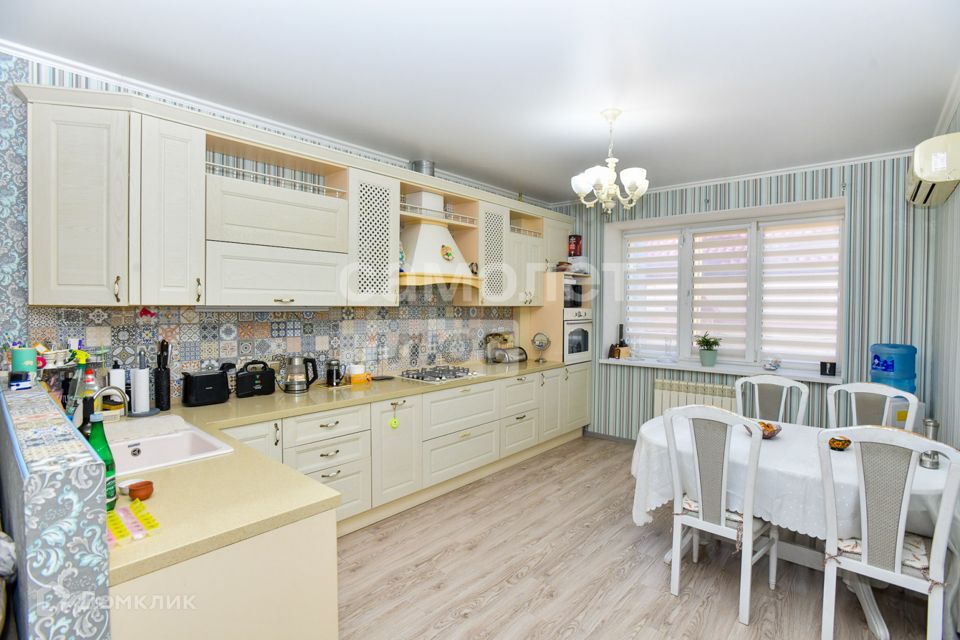 Продаётся 3-комнатная квартира, 142 м²