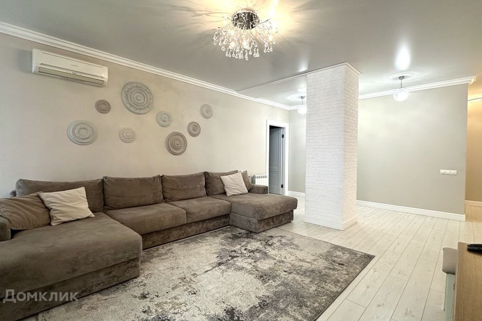 Продаётся 4-комнатная квартира, 135.7 м²