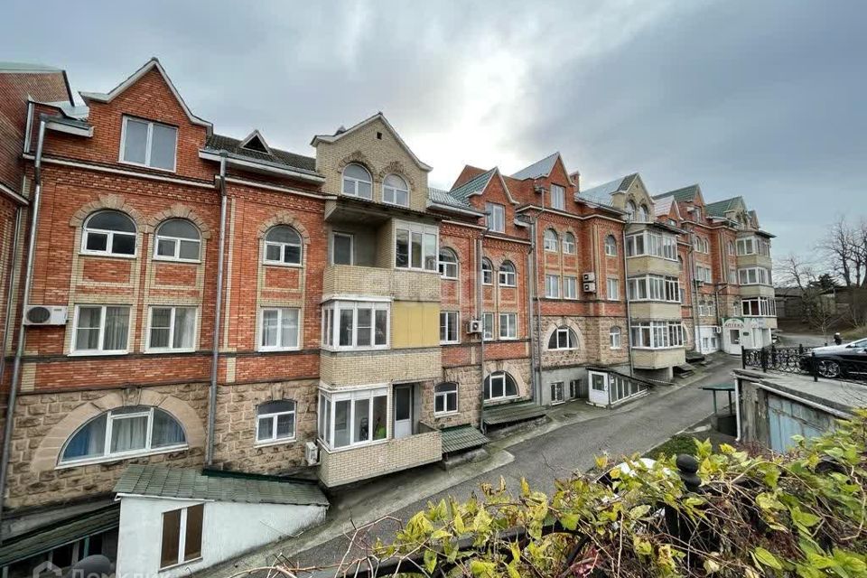 Продаётся 5-комнатная квартира, 194 м²