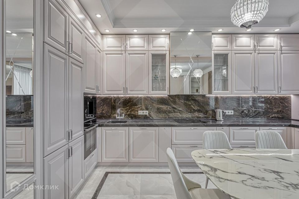 Продаётся 4-комнатная квартира, 131 м²