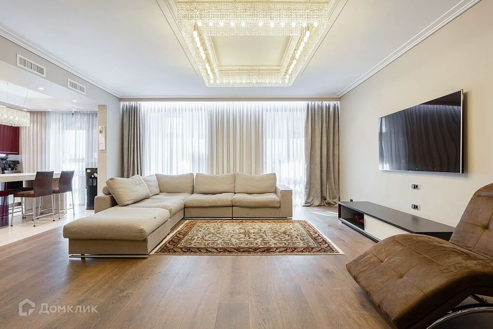 Продаётся 4-комнатная квартира, 230 м²