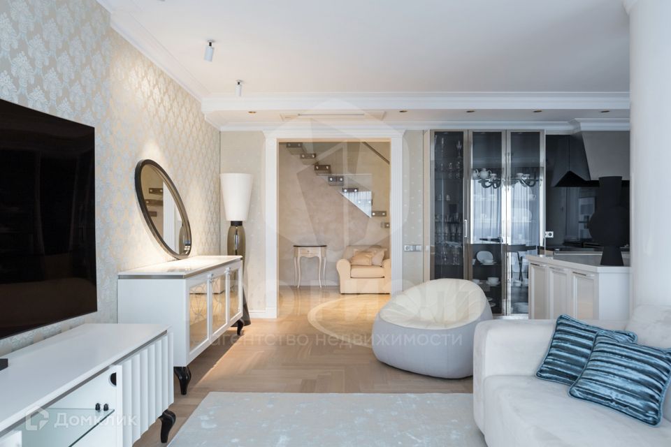 Продаётся 5-комнатная квартира, 242.1 м²
