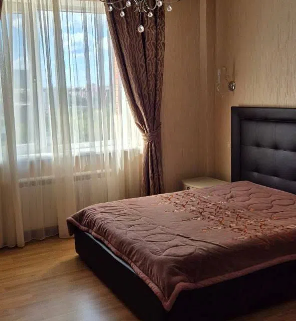 Сдаётся 4-комнатная квартира, 195 м²