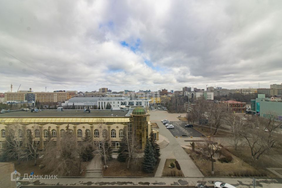 Продаётся 4-комнатная квартира, 145.8 м²