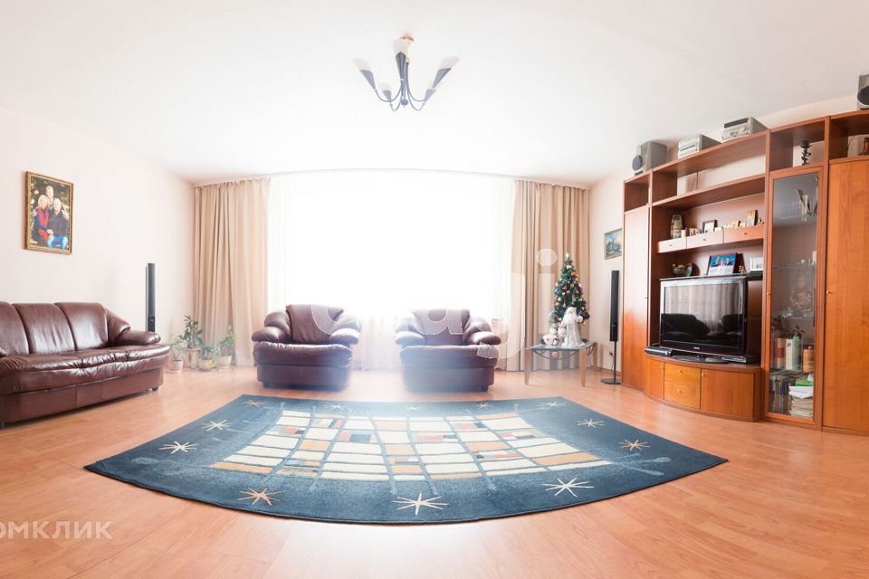 Продаётся 3-комнатная квартира, 152 м²