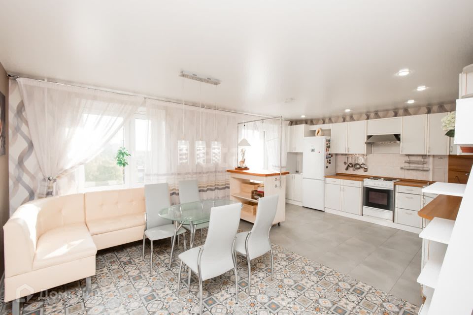 Продаётся 4-комнатная квартира, 132.7 м²