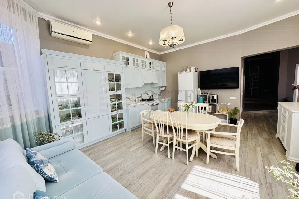 Продаётся 3-этажный дом, 250 м²