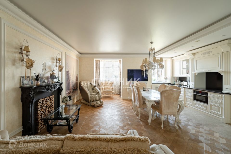 Продаётся 4-комнатная квартира, 179.4 м²